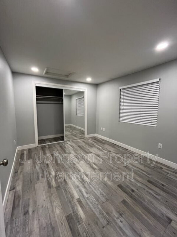 Building Photo - 320 W Whittier Ave