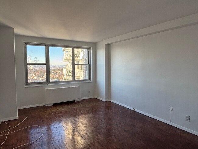 Building Photo - 2000 Linwood Ave