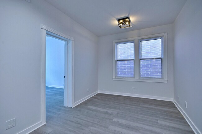 Building Photo - 2932 N Lakewood Ave