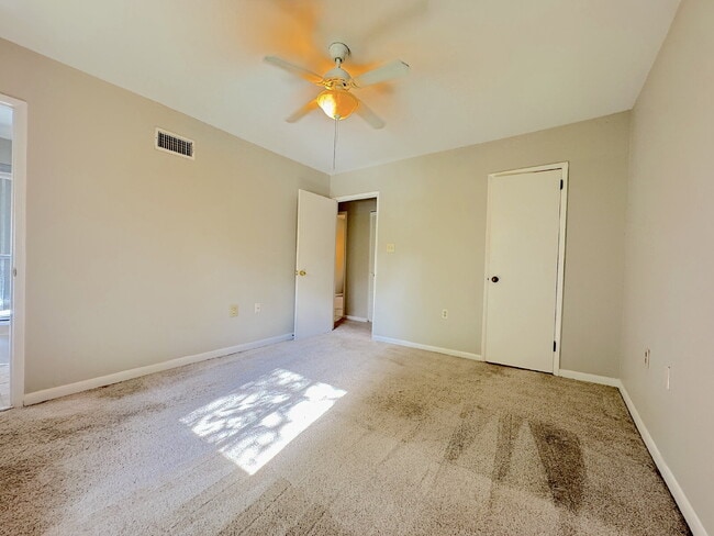 Building Photo - Charming Reston Townhome in a Prime Location