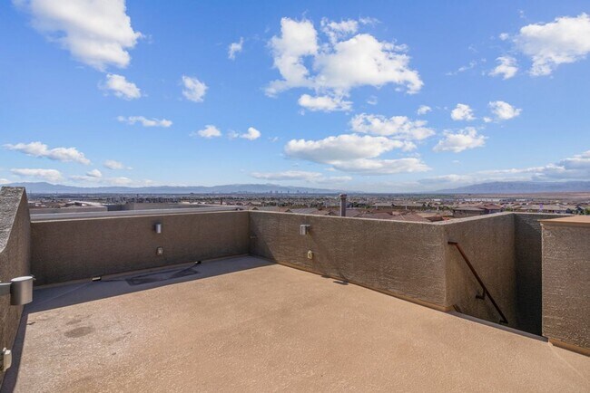 Building Photo - Spacious Three Story 3 Bed 3.5 Bath Smarth...