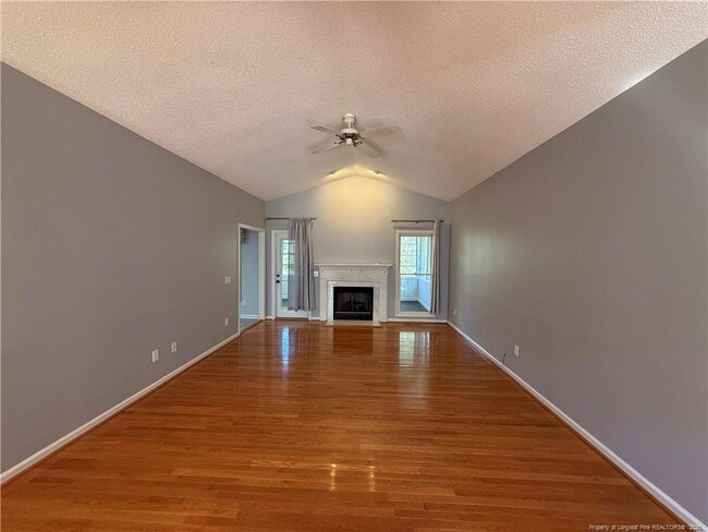 Building Photo - 995 Greenbriar Dr