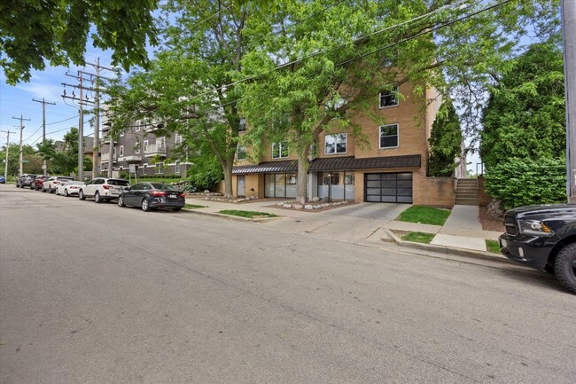 Building Photo - 2121 N Cambridge Ave