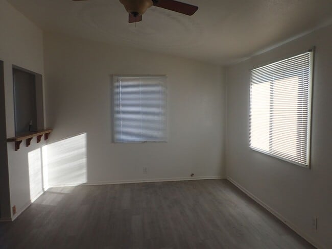 Building Photo - Cute 2bd 1 ba