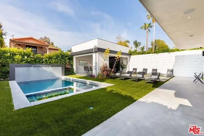 Building Photo - 6201 Lindenhurst Ave