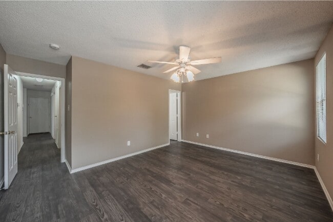 Building Photo - 3327 Clydesdale Dr