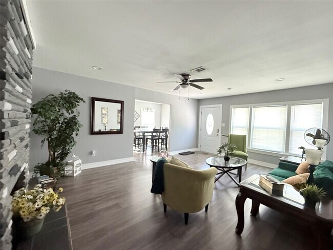 Building Photo - 3834 Rosedale St