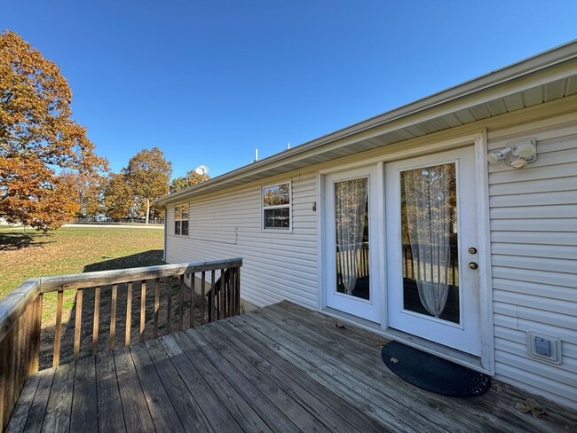 Building Photo - Freshly Painted Beautiful 3 Bedroom, 2 Bat...