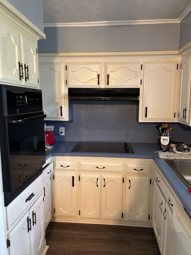 Building Photo - Lovely 2 bed/1 bath on a corner lot!