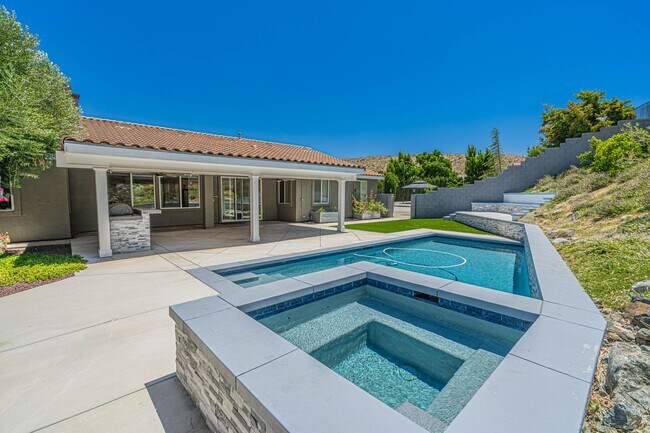 Building Photo - Single Story Pool Home for Rent in Palmdale.