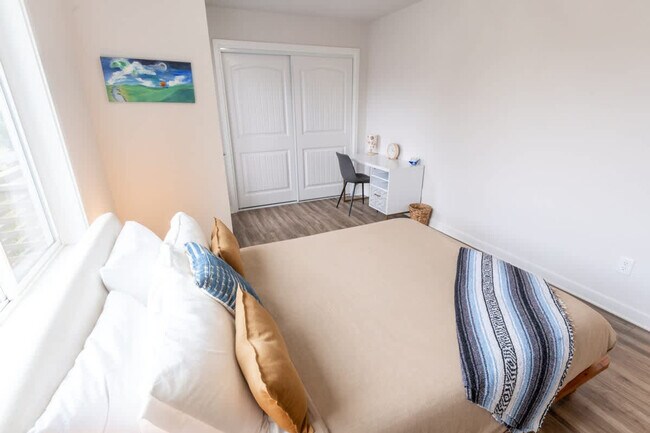 Building Photo - 5177 NE 14th Pl