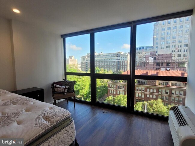 Building Photo - 241 S 6th St