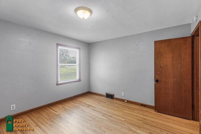 Building Photo - 2 Bedroom Home in Maplewood