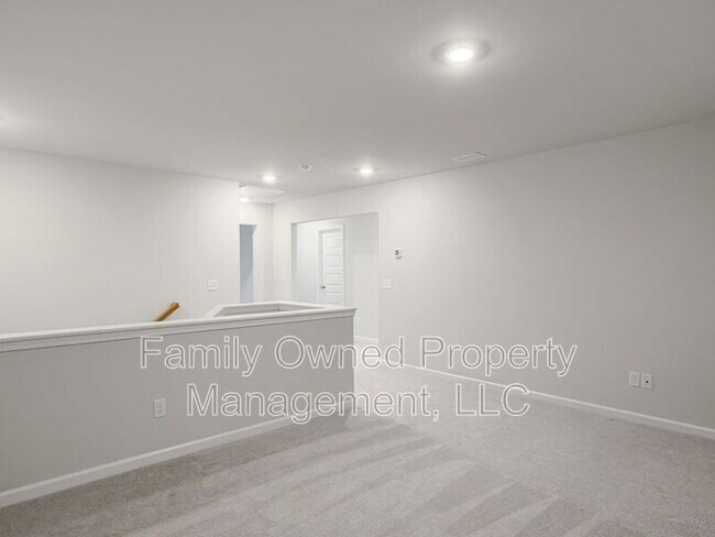 Building Photo - 2048 Longhorn Ln