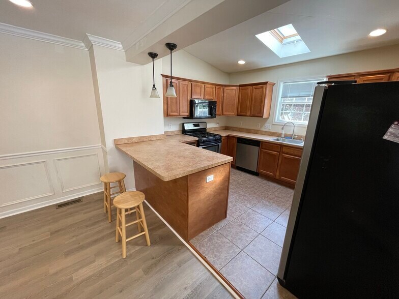 Kitchen (1st Floor) - 825 Ardmore Ave