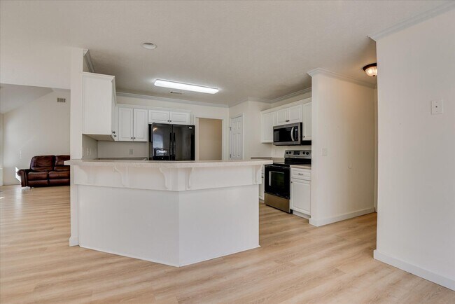 Building Photo - 909 Watsonia Dr