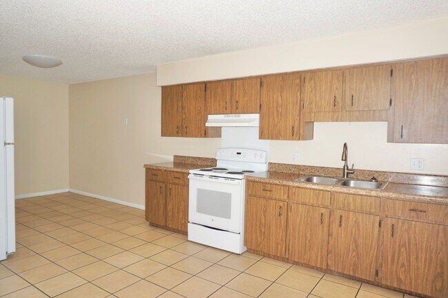 Building Photo - 2571-2575 Elm Ave