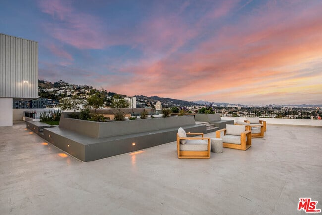 Building Photo - 1100 Alta Loma Rd