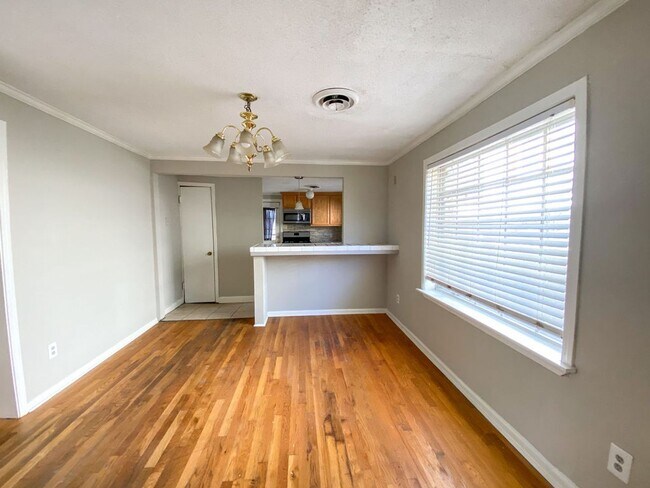Building Photo - UPDATED 2 BD 1 BA NEAR
