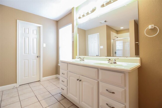 Building Photo - 18202 Cole Bridge Ct