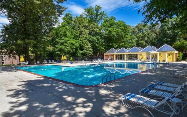 Building Photo - Well-Appointed 2 Bed 1 Bath Condo In Vibra...