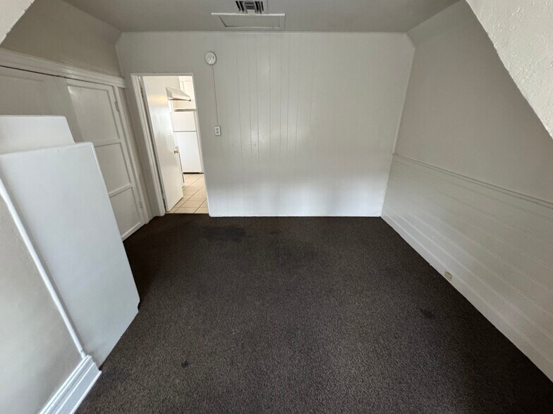 Building Photo - 1124 W 37th Pl