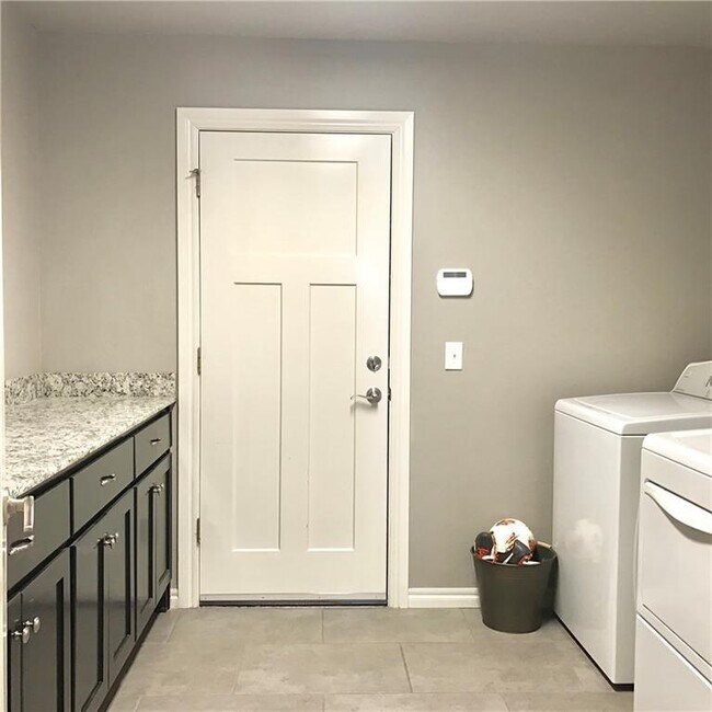 Building Photo - 3317 Lakeshire Ridge Way