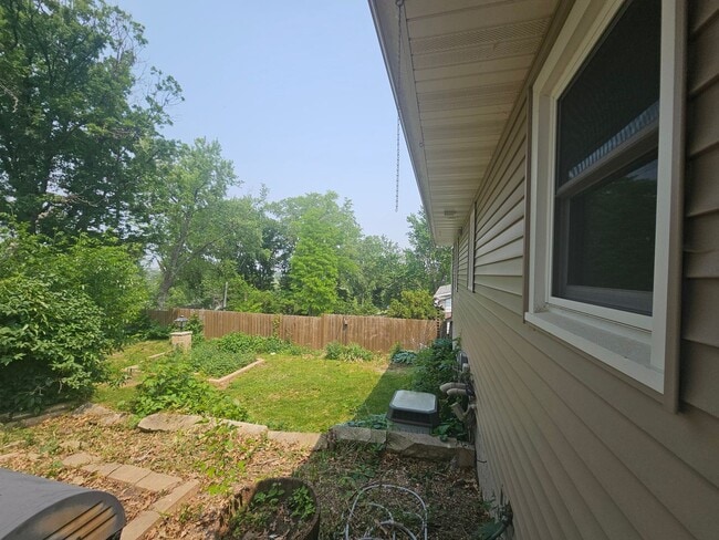 Building Photo - 3 bedroom 2 bath with additional lower lev...