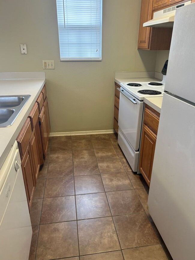 Building Photo - 1009 SE J St