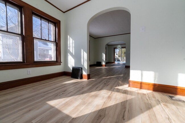 Building Photo - 3 Bedroom Appleton House