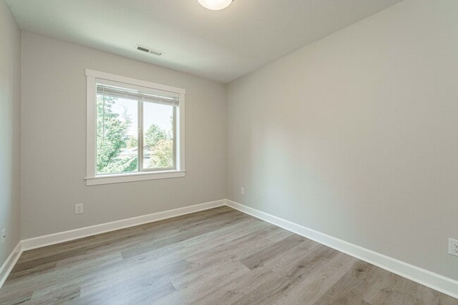 Building Photo - Desirable Salmon Creek Home Located in Lux...