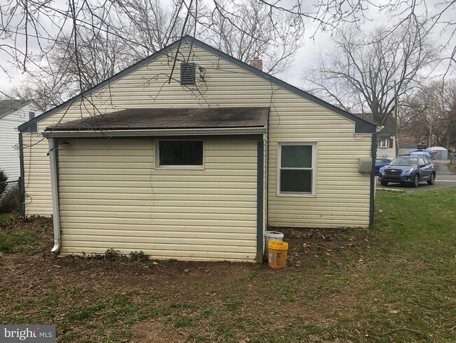 Building Photo - 14 Scarlet Ave