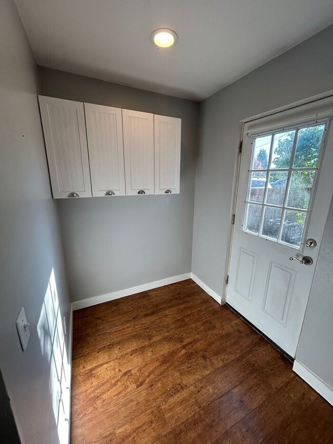 Building Photo - 3 Bed 1 Bath SFR Pet Friendly Home Downtow...