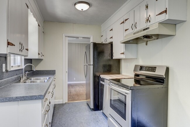 Building Photo - 1221 Harwood Dr