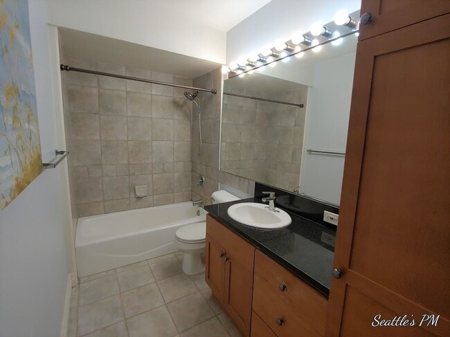 Building Photo - Top Floor Condo Located in First Hill with 2 Parking Spots Included!!!