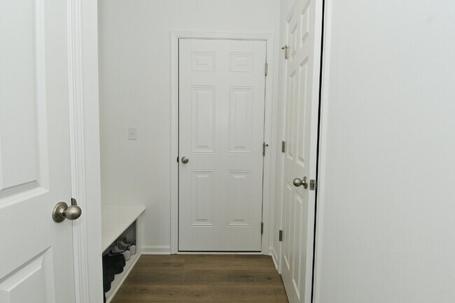 Building Photo - "Spacious 5-Bedroom Retreat with Luxurious Quartz Countertops & Fireplace on Deerberg Drive!"