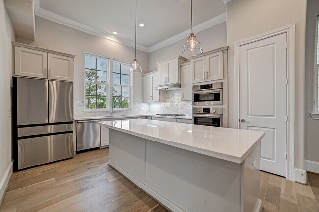 Building Photo - Stunning Modern Townhome in Central Location!