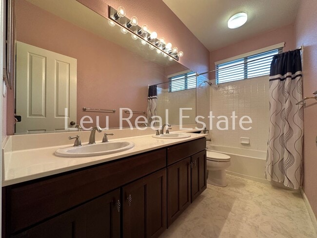 Building Photo - Lovely, 5bd, 3ba home in Serrano, with 3 c...