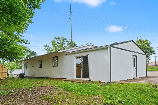Building Photo - Cute and Cozy 3 Bed 1 Bath Home