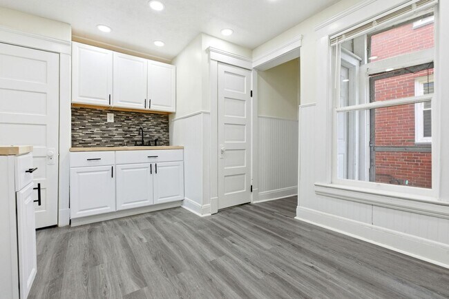 Building Photo - 689 Midland Ave