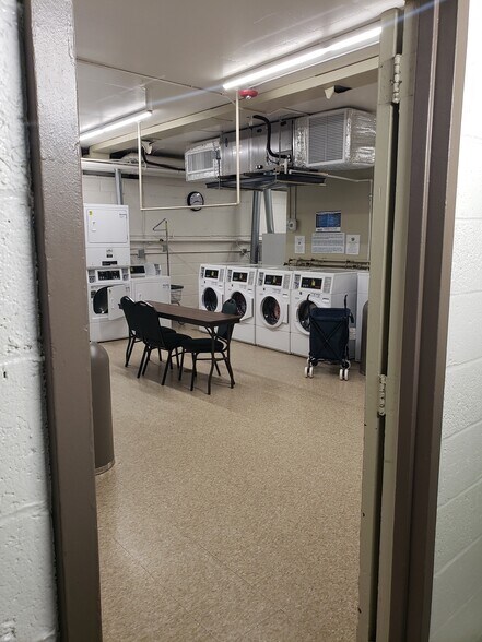 Laundry room - 1030 E Lancaster Ave