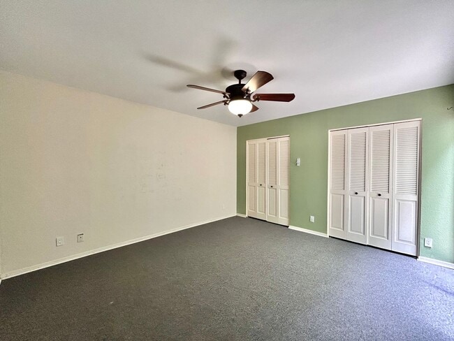Building Photo - Beautiful 3BR/2BA Two-Level Home with Tall...