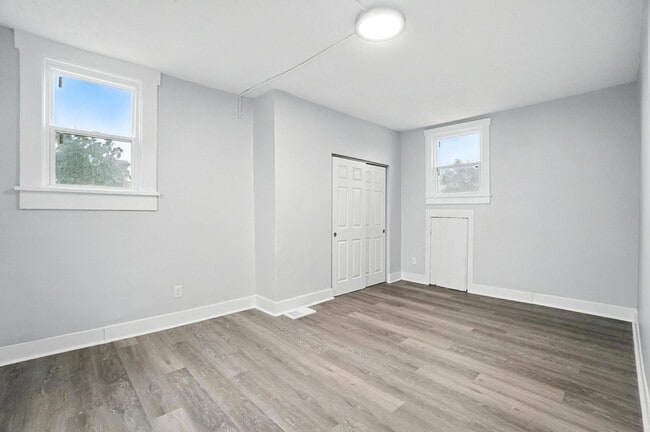 Building Photo - Newly Renovated, Large Home in Dayton!!