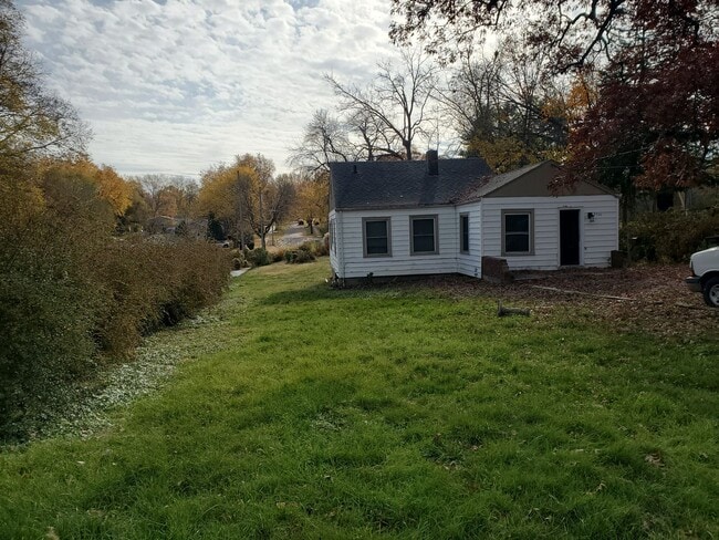 Building Photo - 2 bedroom, 1 bathroom home on large corner...