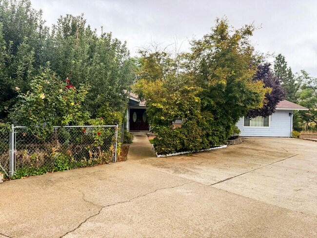 Building Photo - 400 Burgess St