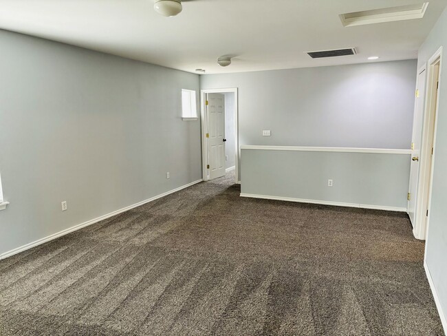 Building Photo - Renovated Move-in Ready 3Bed/2.5Bath in th...