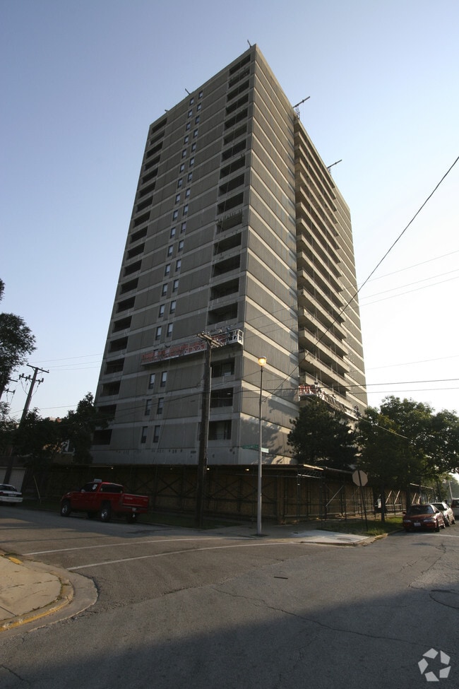 Pioneer Village 340 E 38th St Chicago IL 60653 Apartment Finder