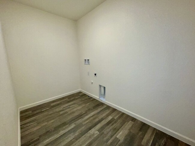 Building Photo - MOVE IN SPECIAL!! 4 bed 2 bath 2 car garag...