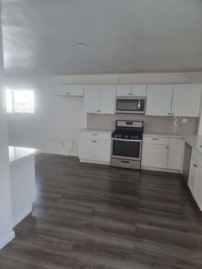 Building Photo - Fully Renovated Four Bedroom Home, Highly ...