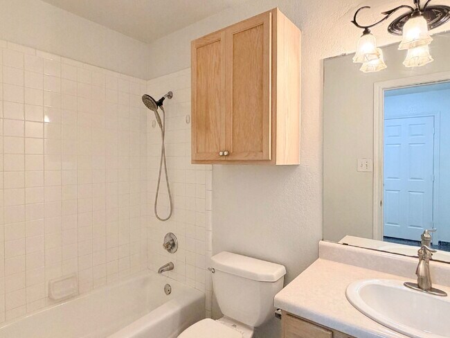 Building Photo - 3 Bedroom, 2 Bath Home in Cleburne, TX!